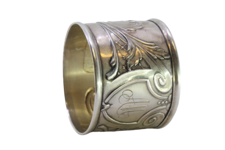 Argola de guardanapo em prata com relevos florais envolvendo cartela para monograma.